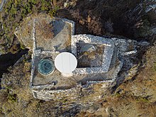 Vue du dessus. Le château est séparé en trois carrés distincts : en haut à gauche la terrasse supérieure, en bas à gauche la cour et à droite le bâtiment principal. En dessous du bâtiment principal, le couloir menant à l'entrée du château forme un L inversé qui suit le contour du bâtiment.