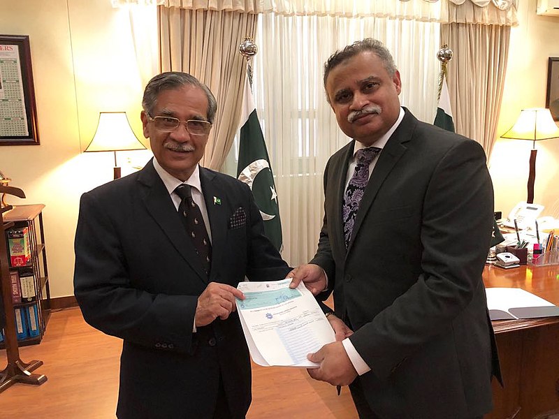 File:Chairman Pakistan National Shipping Corporation (PNSC) Mr. Rizwan Ahmed Presenting Cheque To Chief Justice Of Pakistan Mr. Justice Mian Saqib Nisar For Diamer Bhasha And Mohmand Dam.jpg