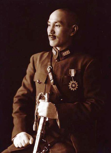 ไฟล์:Chiang_Kai-shek_in_full_uniform.jpeg