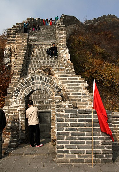 File:China-Grosse Mauer-190-Rote Fahne-2012-gje.jpg