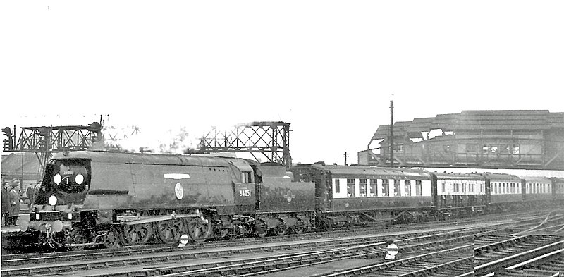 ファイル:Clapham Junction Sir Winston Churchill's Funeral Train geograph-2675150-by-Ben-Brooksbank.jpg