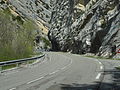 Vue du passage de la RN 85 dans la clue de Chabrières, de l’est