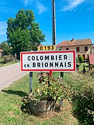Le panneau d’entrée du village de Colombier-en-Brionnais en Saône-et-Loire.