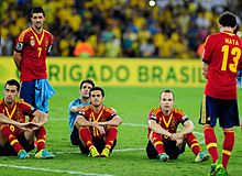 David Villa (in piedi), al termine della finale della Confederations Cup 2013 persa 3-0 contro il Brasile.