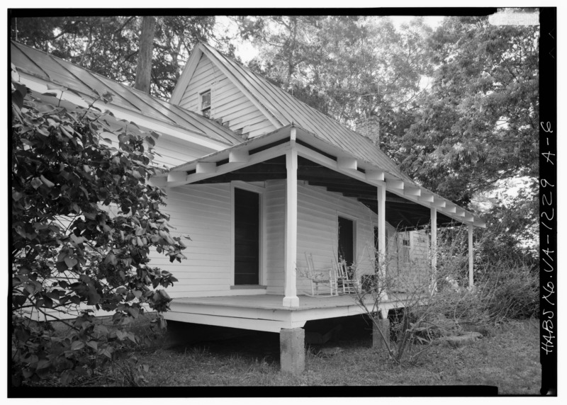 File:DETAIL SHOWING PORCH ALONG EAST SIDE - Kenmuir, Ragland House, Route 613, Trevilians, Louisa County, VA HABS VA,55-TREV.V,8A-6.tif