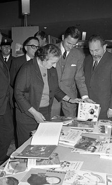 Golda Meir, Izrael miniszterelnöke a gyermekirodalom újdonságaival a jeruzsálemi nemzetközi könyvvásáron, 1969