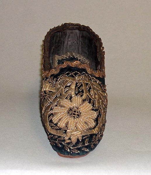 File:Dance slippers MET 1997.42 F.jpg