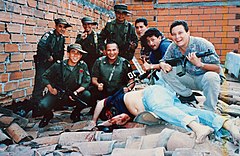 Członkowie Search Bloc pozujący do zdjęcia nad ciałem Pabla Escobara.
