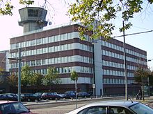 Das Gebäude des Area Control Centers Bremen der Deutschen Flugsicherung (DFS) mit dem Flughafentower auf dem Dach