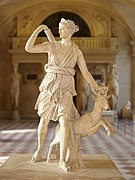 Diane de Versailles, représentation d'Artémis chasseresse, copie romaine d'un original grec du IVe siècle av. J.-C. Musée du Louvre.