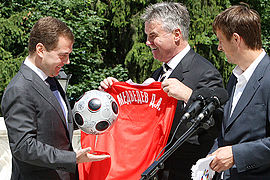 Guus Hiddink, au centre, et le président Dmitri Medvedev, en 2008.