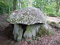 Guidel : le dolmen de Lesvariel vu de l'arrière.