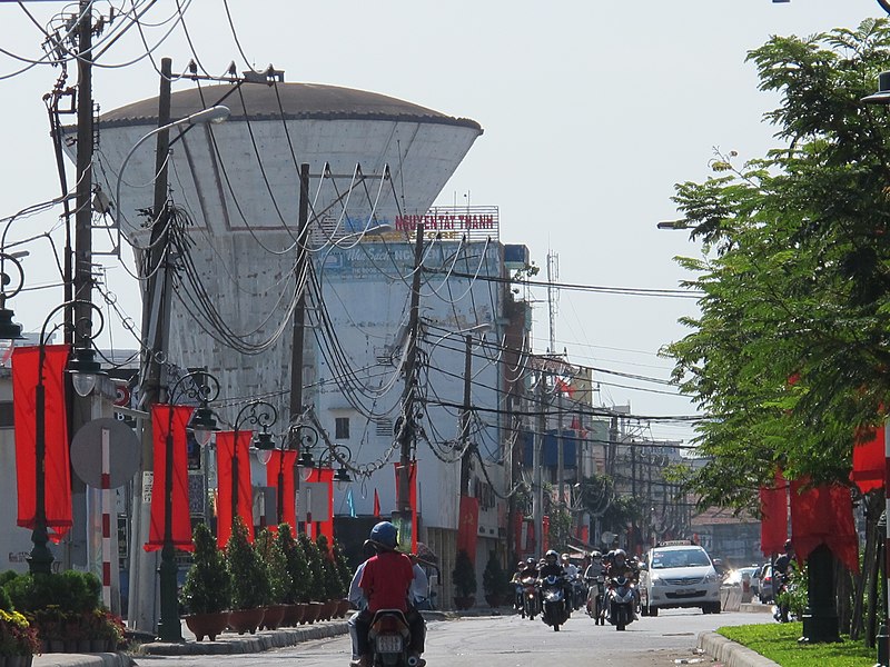 File:Duong Nguyen tat Thanh, quan 4, tp Ho Chi minh, vietnam - panoramio.jpg