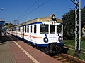 EN57-880 na stacji w Sulejówku-Miłośnie w malowaniu Warszawskiej SKM