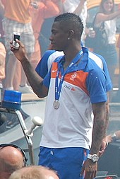 Elia with the Netherlands national team following the end of the 2010 FIFA World Cup Eljero Elia Oranje (cropped).jpg
