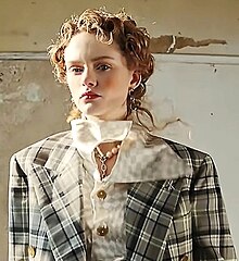 Emma Laird di Vivienne Westwood.jpg