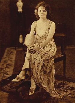 Ема Падила - януари 1922 г. Photoplay.JPG