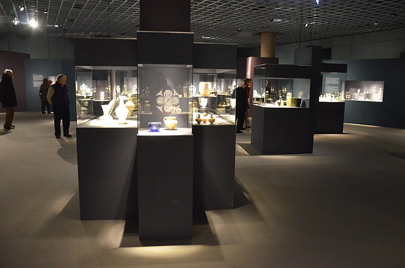 File:Exhibition- Fragile Luxury - Cologne a glass-making centre in Antiquity, Romano-Germanic Museum, Cologne (32606917482).jpg