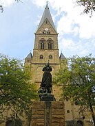 Façade de l'église Saint-Joseph avec lа Statue de Jeanne d'Arc.jpg