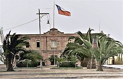 Fachada de la Intendencia de Tacna con la bandera de Chile, año 1920 (colorizado).jpg
