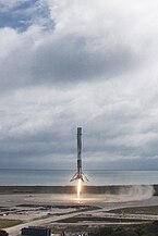 Prima etapă Falcon 9 aterizează pe LZ-1 (32183025803).jpg