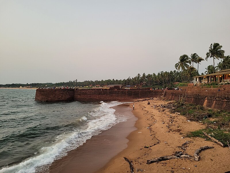 File:Fishing at Sinquerim Fort12.jpg