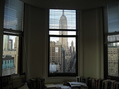Kilátás északi irányba az Empire State Buildingre az épület élén levő egyik irodából
