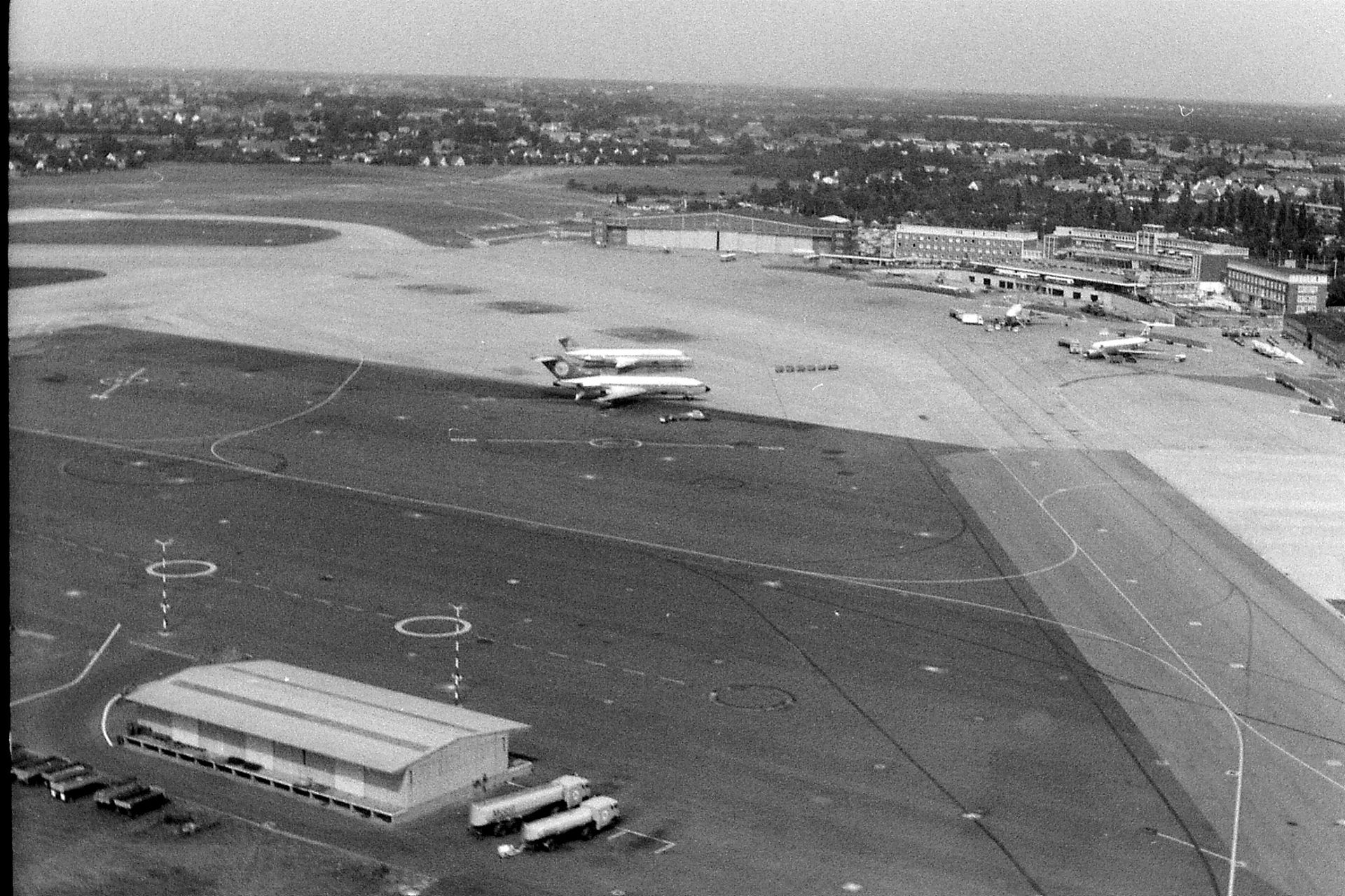 1920px-Flughafen_Hamburg_1968.jpg