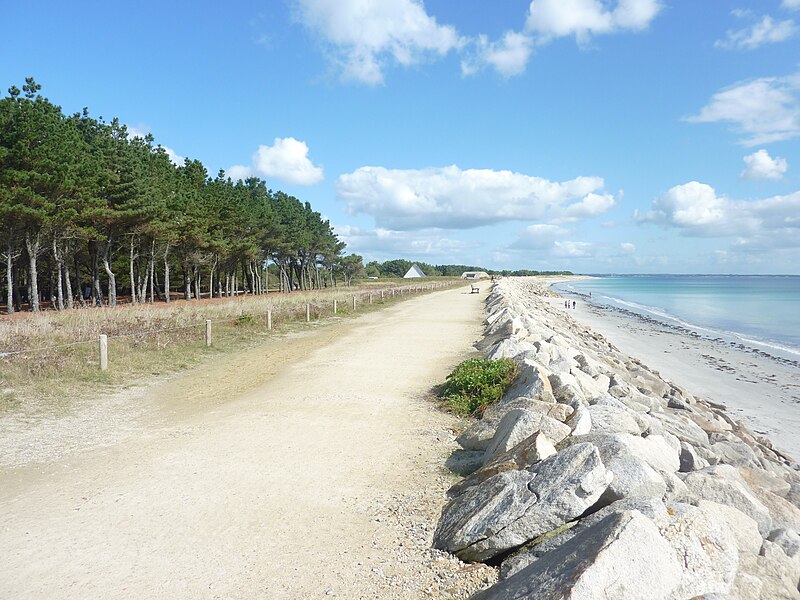 File:Fouesnant 15 Plage de Mousterlin Enrochements.JPG