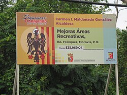 Cartel que indica dinero destinado a mejoras en centros recreativos en Fránquez