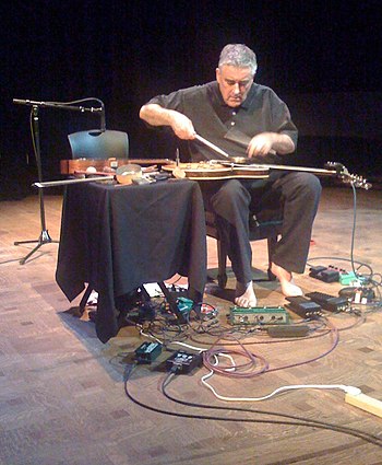 English: Fred Frith performing in Wallingford,...