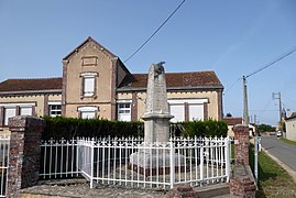 War memorial dan town hall di Friaize