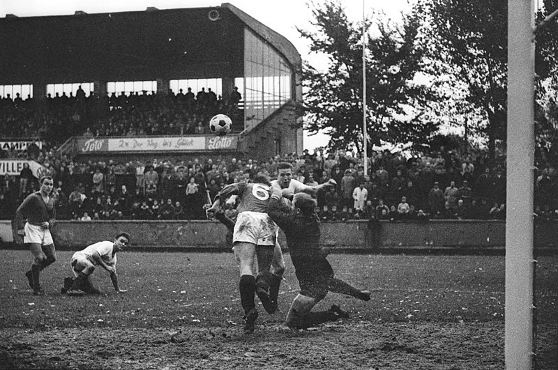 File:Fußballspiel Holstein Kiel gegen Rasensport Harburg in der Regionalliga Nord, 3-0 (Kiel 77.057).jpg