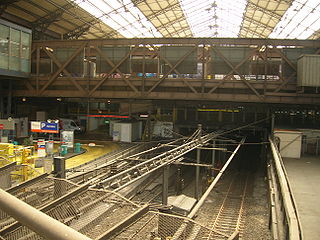 El fondo de la estación, en la parte baja las vías de RER, arriba la estación de metro