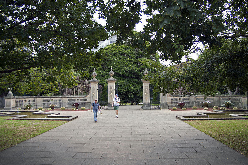 File:Gates at Royal Botanic Gardens viewed from Art Gallery Road.jpg