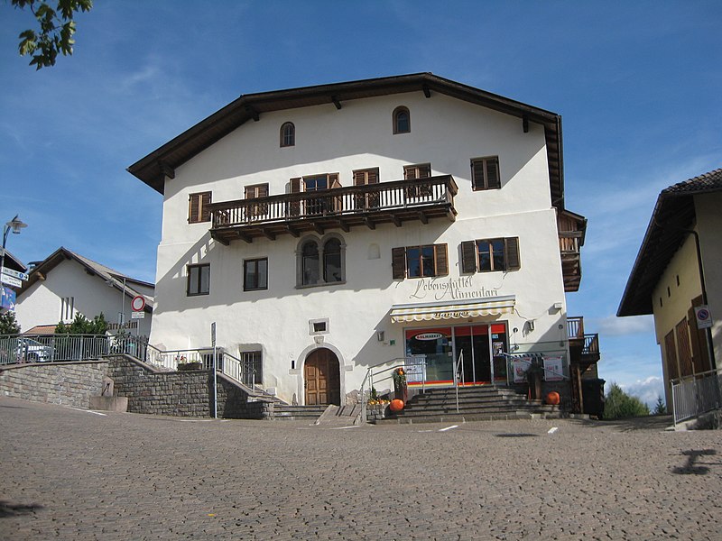 File:Gatterhaus Deutschnofen.JPG