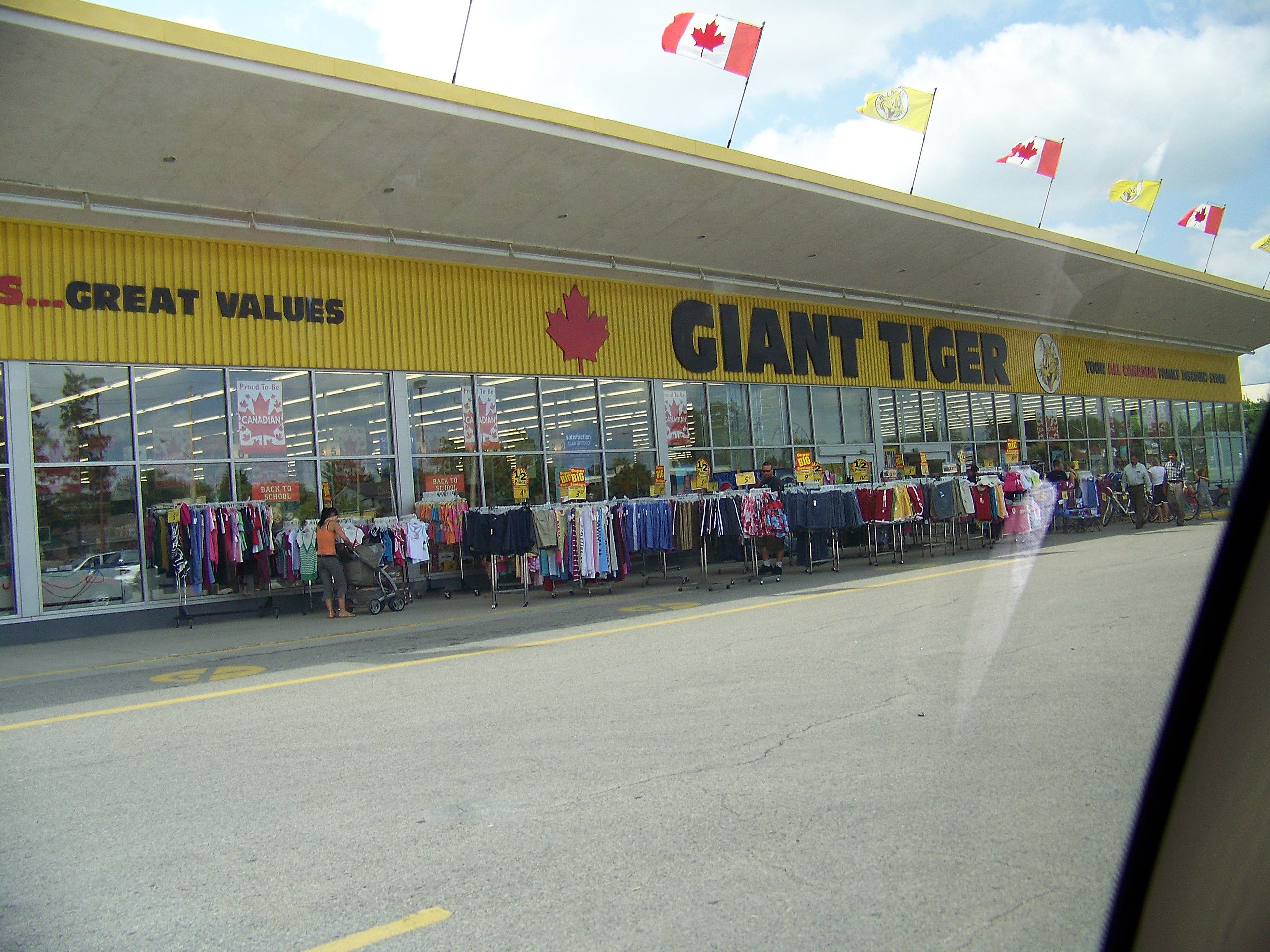 File:Giant tiger store.JPG - Wikipedia