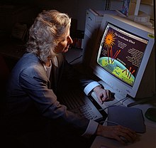 Una mujer mira la pantalla de un ordenador