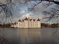 Blick von Südwesten auf das Schloss und die Gebäude der Vorburg