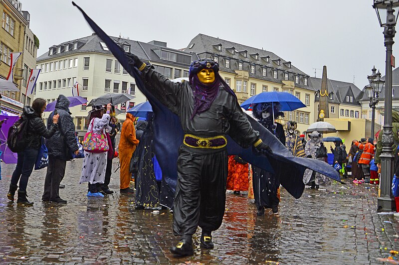 File:Golden mask at carnival in Bonn.jpg