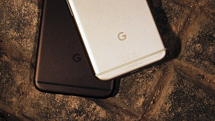 Google Pixel and Pixel XL smartphones