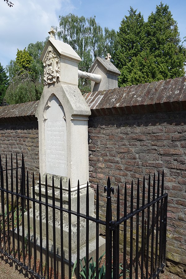 "Tomb with hands" in Roermond. Jacob van Gorcum, a Protestant (of the Reformed Church), who died in 1880 and his wife Josephina, a Catholic, who died 