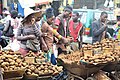 Groupe de vendeurs de pommes de terre dans un marché.jpg