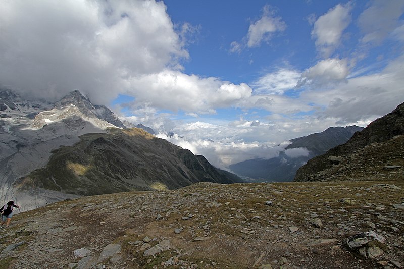 File:Guardando a nord, lungo il sentiero per il rifugio Madriccio-Madritsch Hütte (m. 2817 s.l.m.) - panoramio.jpg