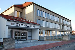 Gymnázium Uničov - nová budova školy s hlavním vchodem