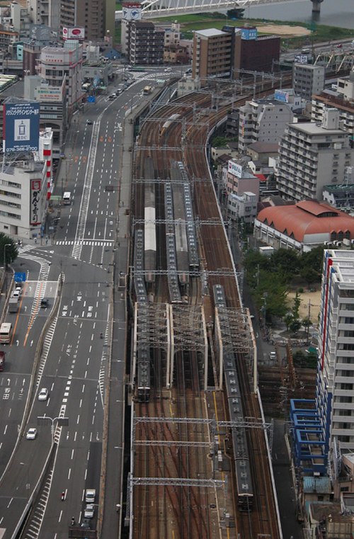 Six-track section near Umeda terminal; Nakatsu Station in the center