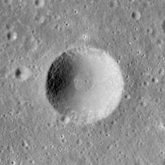 Sertleşen krater AS16-M-0059.jpg