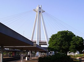Hauptbahnhof Ludwigshafen mit Pylon.jpg