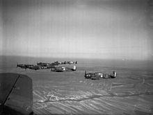 Des Fairey Battle du No. 88 Squadron de la RAF Advanced Air Striking Force, basés a Mourmelon-le-Grand, volant en formation avec des Curtiss P-36 Hawk français de la 1re escadrille du Groupe de Chasse 1/2 (GC 1/2) en février 1940.