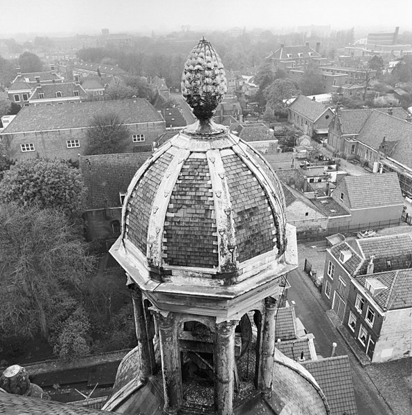 File:Het koepeltje van de klokkentoren - Middelburg - 20279469 - RCE.jpg